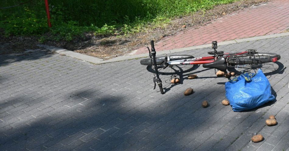 zdjęcie: Zderzenie motocykla z rowerem przy wyprzedzaniu / fot. KMP Chełm