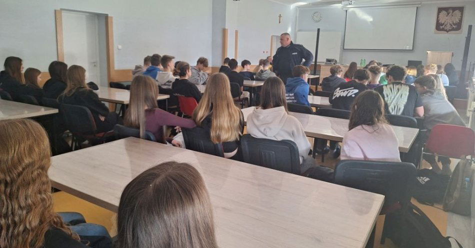 zdjęcie: Debata w szkole o zagrożeniach uzależnień wśród młodzieży / fot. KPP Jędrzejów