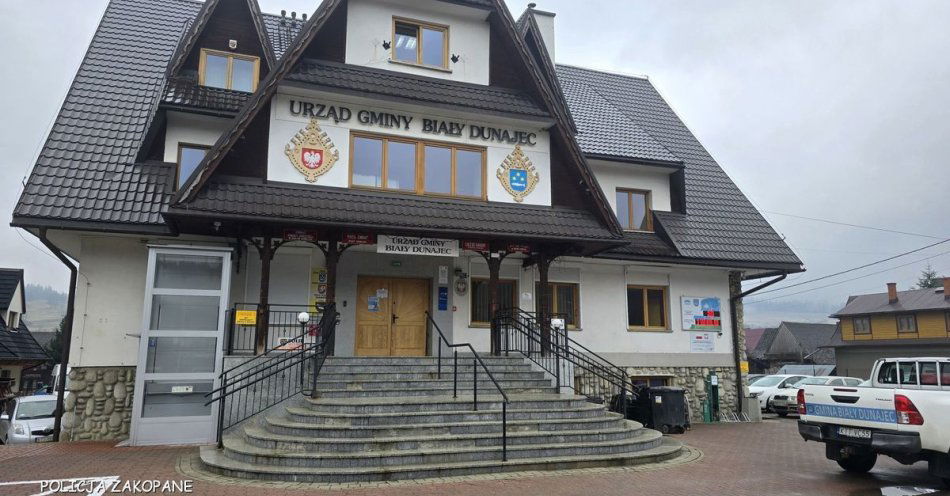 zdjęcie: Dzielnicowy przyjmuje mieszkańców w Urzędzie Gminy Biały Dunajec / fot. KMP w Zakopanem