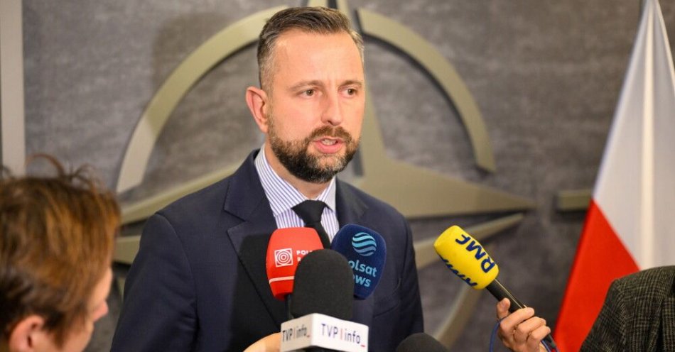 zdjęcie: Kosiniak-Kamysz po rozmowie z Hegsethem: potwierdzona obecność żołnierzy amerykańskich w Polsce / Bruksela, Belgia, 15.10.2025. Wicepremier, minister obrony narodowej Władysław Kosiniak-Kamysz na briefingu prasowym w ambasadzie RP w Brukseli po spotkaniu ministrów obrony państw NATO, 15 bm. Tematem spotkania szefów obrony państw Sojuszu Półnoatlantyckiego były kwestie europejskiej gotowości obronnej. (amb) PAP/Wiktor Dąbkowski