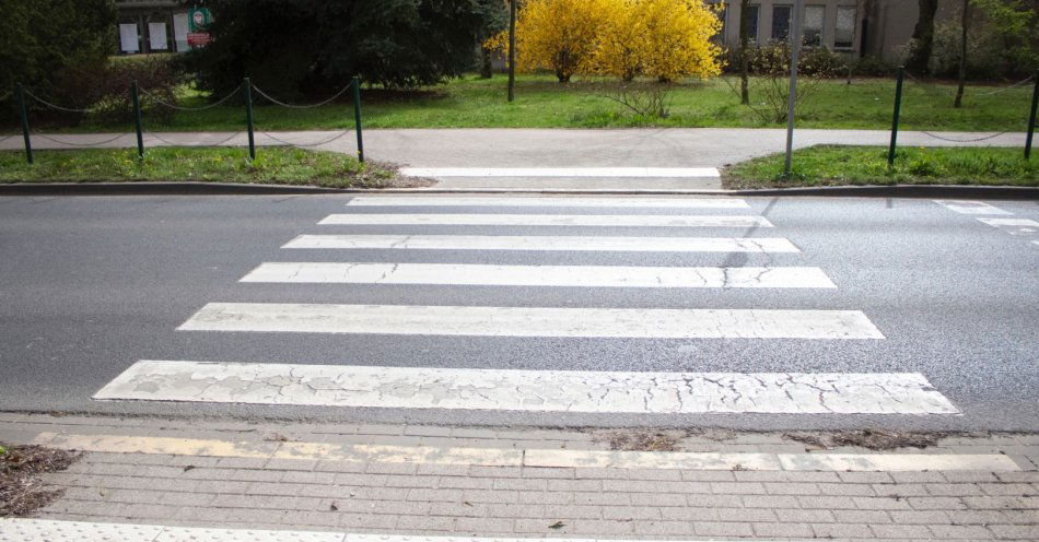 zdjęcie: Potrącenie 16 - latki na przejściu dla pieszych / v48286621