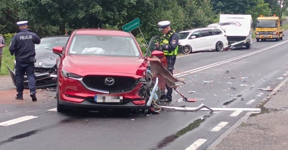 zdjęcie: Funkcjonariusze pracowali przy zderzeniu 4 aut na dk 22 w Rychnowach. / fot. KPP w Człuchowie