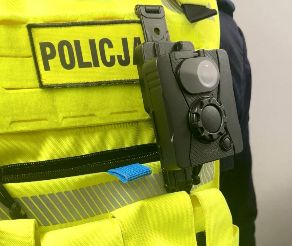 zdjęcie: Pierwszy dzień policjanci podczas służby będą używać kamer nasobnych / fot. KPP w Wejherowie