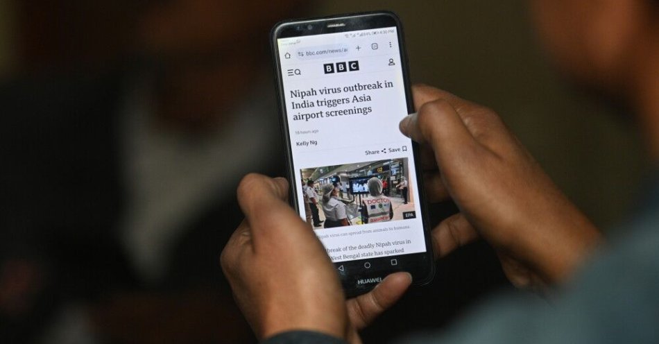 zdjęcie: Biolog: wirus Nipah nie stanowi obecnie dla nas zagrożenia epidemicznego / Mężczyzna przegląda alerty informacyjne na swoim smartfonie dotyczące niedawno zgłoszonych przypadków wirusa Nipah w Zachodnim Bengalu, Karaczi, Pakistan, 28 stycznia 2026 r. Indyjscy urzędnicy ds. zdrowia potwierdzili w tym miesiącu dwa przypadki tego śmiertelnego wirusa zoonotycznego, twierdząc, że prowadzone są obecnie środki 'terminowego ograniczenia' oraz śledzenie kontaktów dla prawie 200 osób, aby zapobiec dalszemu rozprzestrzenianiu się. EPA/SHAHZAIB AKBER Dostawca: PAP/EPA.