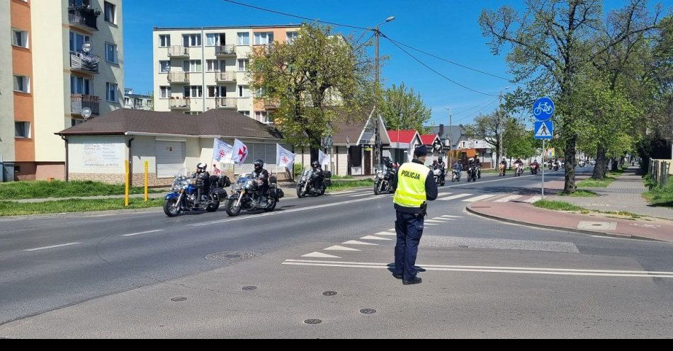 zdjęcie: Policjanci zabezpieczają rozpoczęcie sezonu lotniczego i motocyklowego / fot. KMP we Włocławku