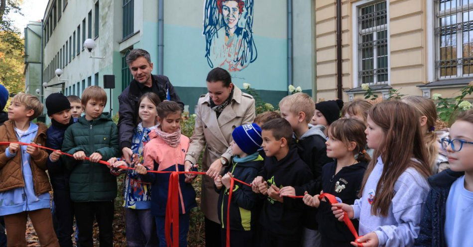 zdjęcie: W Łodzi odsłonięto mural poświęcony Joannie Kulmowej / fot. PAP