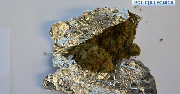 Policjanci zatrzymali poszukiwanego mężczyznę, który posiadał przy sobie narkotyki