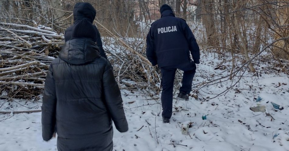 zdjęcie: Sprawdzamy miejsca gdzie mogą przebywać bezdomni / fot. KPP Brzeg