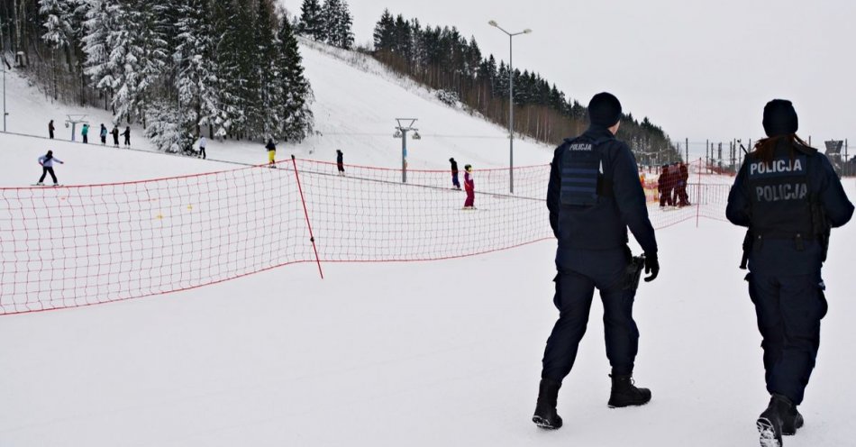 zdjęcie: Suwalscy policjanci na stokach / fot. KMP Suwałki