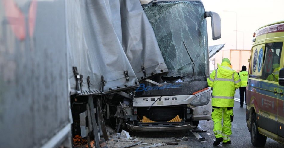 zdjęcie: 12 osób rannych w zderzeniu autokaru z tirem / fot. PAP