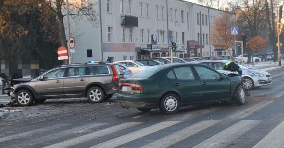 zdjęcie: Nieustąpienie pierwszeństwa przyczyną zderzenia dwóch samochodów osobowych / fot. KPP Puławy