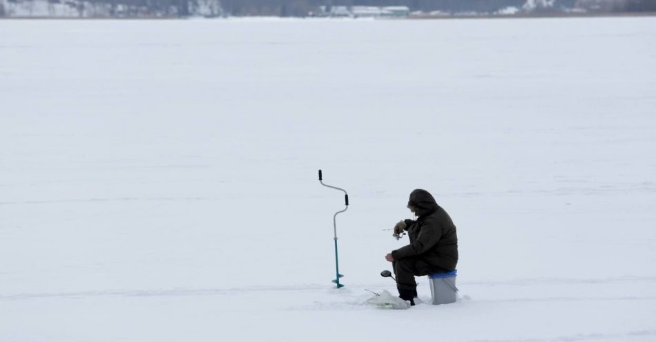 zdjęcie: Na mazurskich jeziorach pojawili się łyżwiarze i wędkarze; ratownicy odradzają wchodzenie na lód / fot. PAP