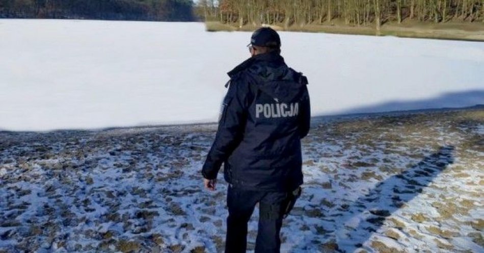 zdjęcie: Wejście na skuty lodem akwen jest niebezpieczne i może skończyć się tragicznie / fot. KPP w Starogardzie Gdańskim