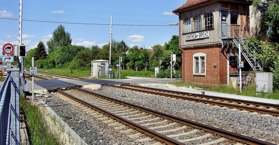 zdjęcie: Niebezpieczna sytuacja na przejeździe kolejowym w Woli Rzędzińskiej / pixabay/243571