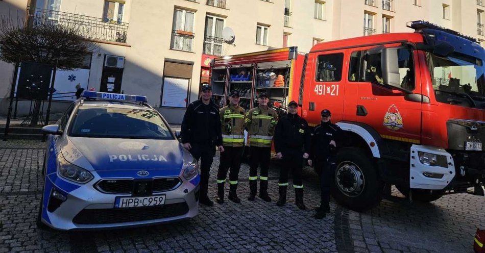 zdjęcie: Lwóweccy policjanci grali z WOŚP / fot. KPP w Lwówku Śląskim