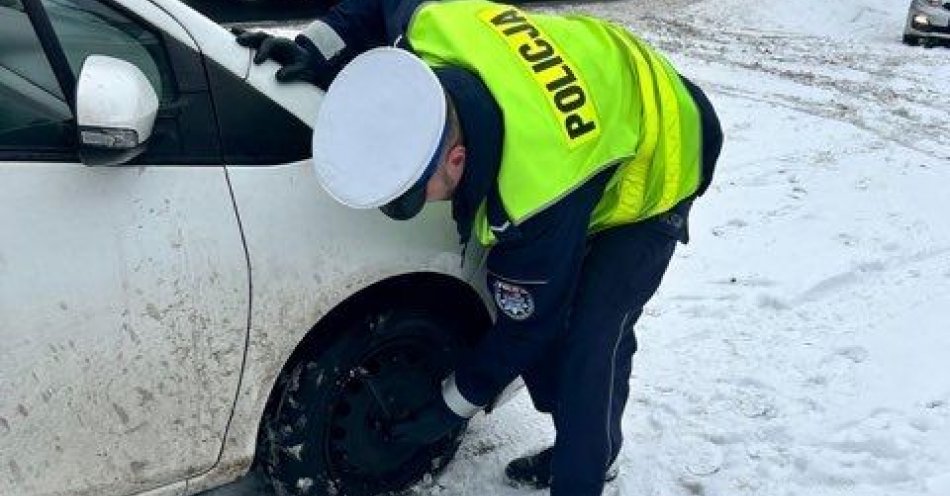 zdjęcie: Podziekowania za zmianę koła dla policjantów z gostynińskiej drogówki / fot. KPP w Gostyninie