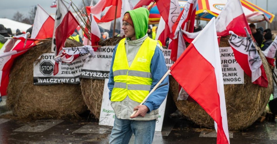 zdjęcie: Protestujący rolnicy całkowicie blokują ruch do przejść granicznych z Ukrainą / fot. PAP