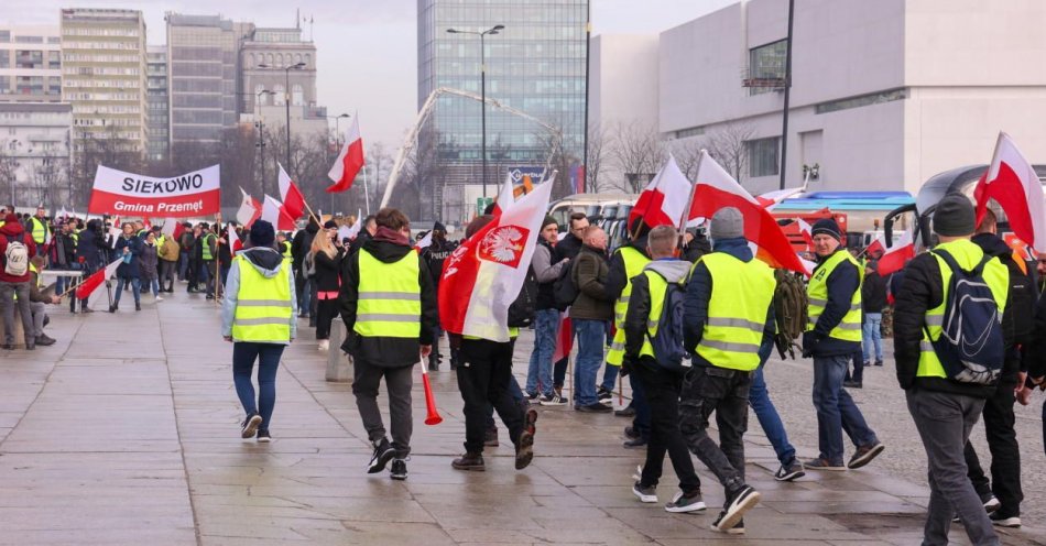 zdjęcie: Na pl. Defilad gromadzą się rolnicy, przejdą ulicami stolicy / fot. PAP