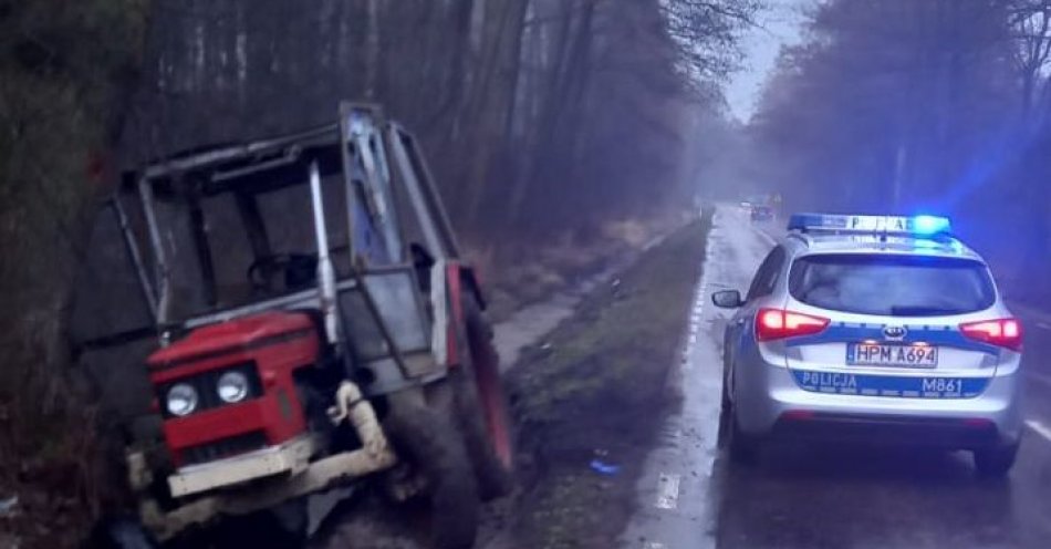 zdjęcie: Pijany traktorzysta utknął w rowie / fot. KPP Siemiatycze