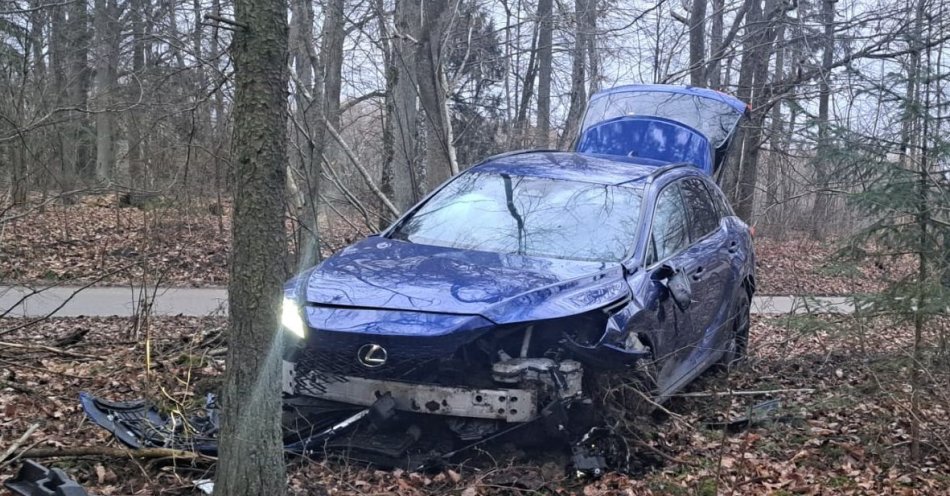 zdjęcie: 16 – latek rozbił lexusa matki / fot. KPP w Bartoszycach