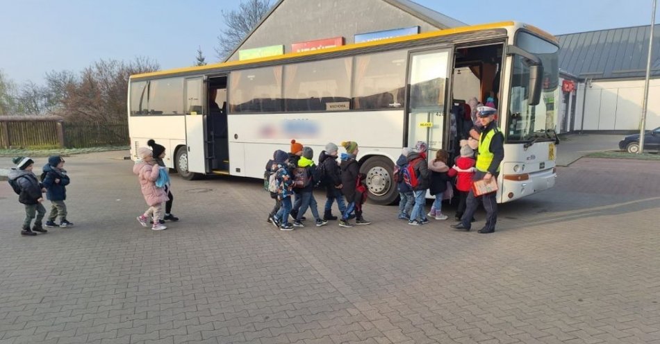 zdjęcie: Przed wyjazdem warto sprawdzić autokar- zadzwoń przyjedziemy / fot. KPP Wschowa