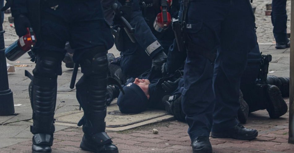 zdjęcie: W czasie protestu rolników rannych zostało kilku policjantów / fot. PAP