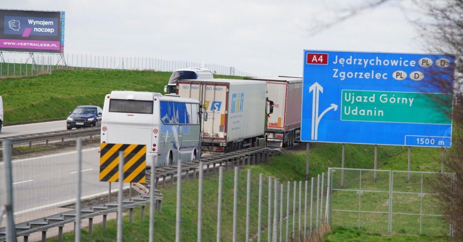 zdjęcie: Po wypadku busa, w którym zginęły trzy osoby, autostrada A4 jest już przejezdna / fot. PAP