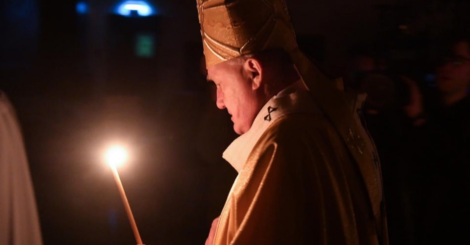 zdjęcie: Zostajemy zanurzeni w wodzie chrztu, żeby przejść od śmierci do życia / fot. PAP