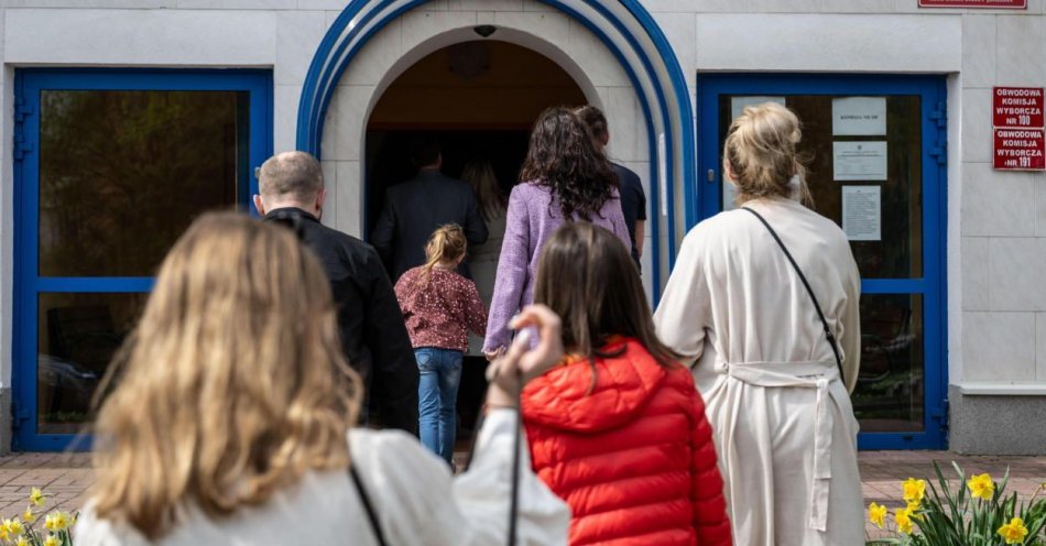 zdjęcie: Tylko wyborcy z wyższym wykształceniem wybierali częściej KO niż PiS / fot. PAP