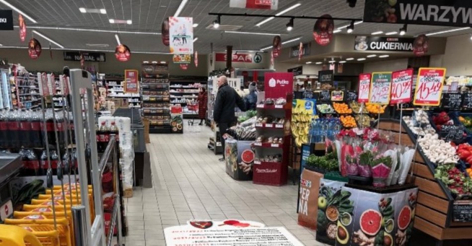 zdjęcie: SPAR w Grodzisku Mazowieckim z KS Bogoria. Zakupy mogą być okazją do wspólnego kibicowania / fot. nadesłane