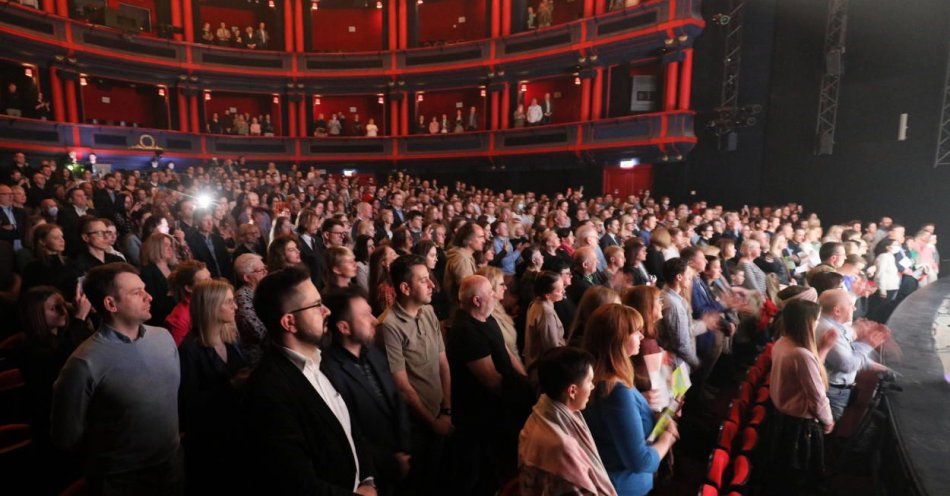 zdjęcie: W 2023 r. o 31,7 proc. wzrosła liczba widzów i słuchaczy w teatrach i instytucjach muzycznych / fot. PAP