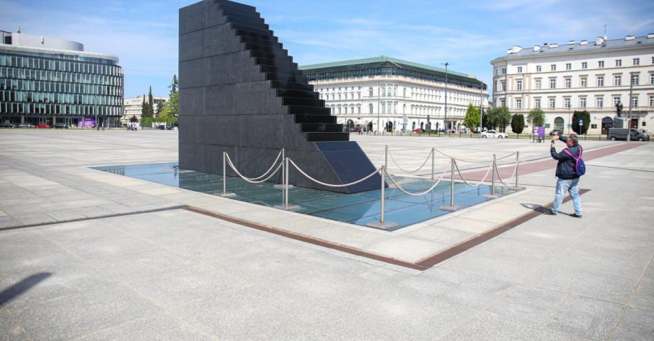 zdjęcie: Uchylono decyzję lokalizacyjną dla pomnika smoleńskiego na placu Piłsudskiego w Warszawie / fot. PAP