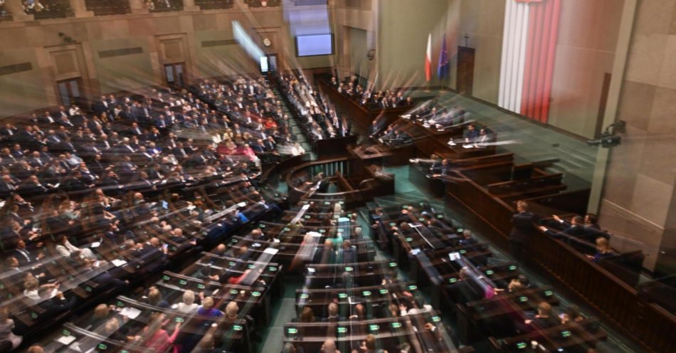 zdjęcie: Sejm uchwalił ustawę o tzw. wakacjach składkowych / fot. PAP