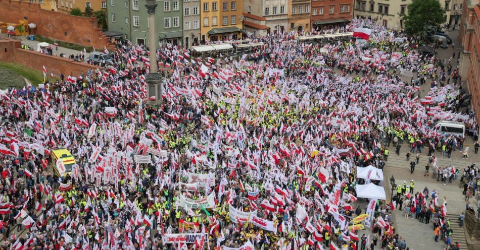 zdjęcie: Z placu Zamkowego ruszył protest przeciw Zielonemu Ładowi / fot. PAP