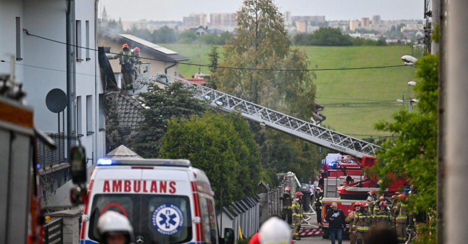 zdjęcie: Strażacy opanowali pożar DPS w Kielcach; do szpitali trafiło 17 pensjonariuszy / fot. PAP