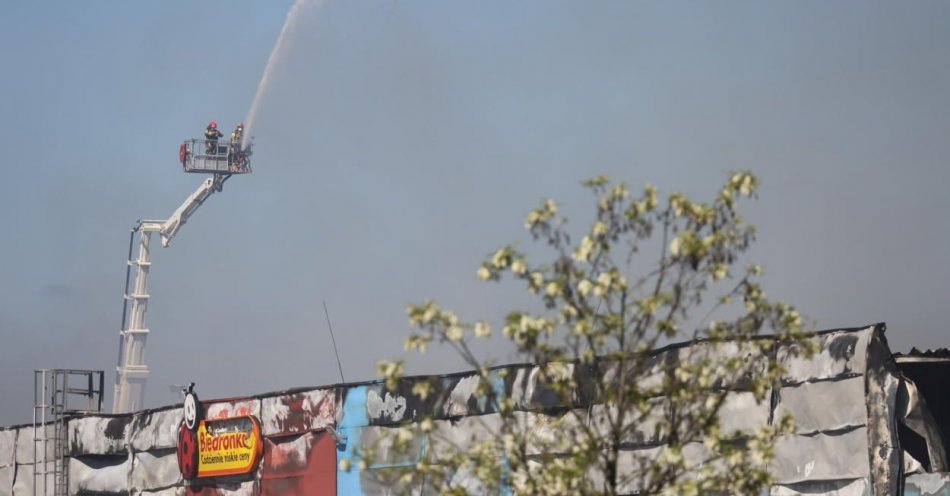 zdjęcie: Pożar przy ul. Marywilskiej nie stanowi zagrożenia dla wód gruntowych i cieków / fot. PAP