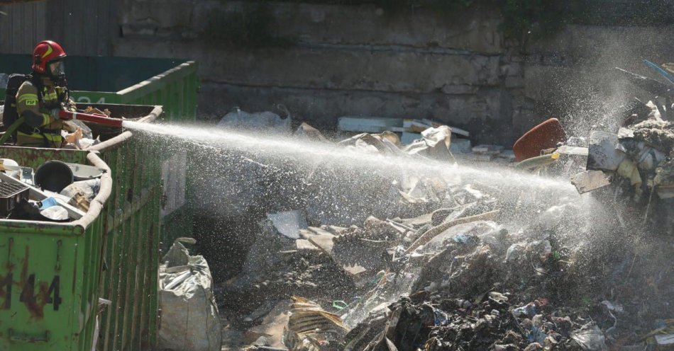 zdjęcie: Płonie sortownia śmieci i materiałów pobudowlanych na Siekierkach / fot. PAP