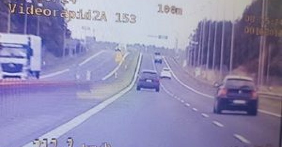 zdjęcie: W warunkach recydywy rażąco przekroczył prędkość, pędził z prędkością 212 km/h - efektem tego jest 5000 złotych mandatu i 15 punktów karnych dla kiero / fot. KPP w Stargardzie