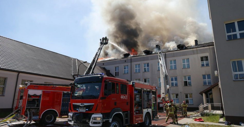 zdjęcie: Pożar dachu liceum w Grodzisku Maz. został zlokalizowany i trwa jego dogaszanie / fot. PAP