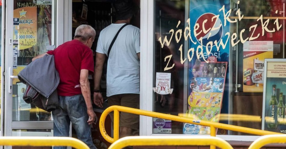 zdjęcie: Polacy przeciwko ograniczeniom w sprzedaży alkoholu / fot. PAP