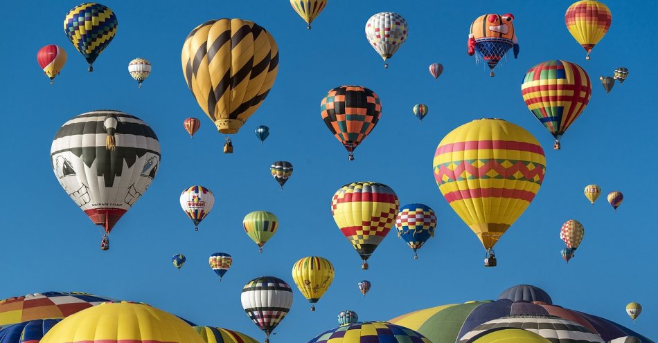 zdjęcie: Jedenaście balonów zawisło nad jedną z pszczyńskich ulic / pixabay/1867279