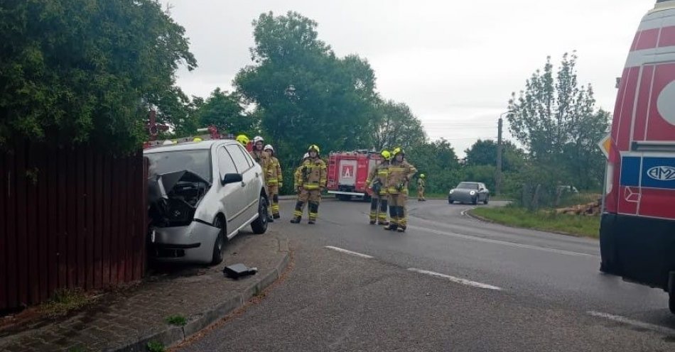 zdjęcie: Wypadek w Ninkowie. 88-latek wjechał w płot / fot. KPP w Przysusze