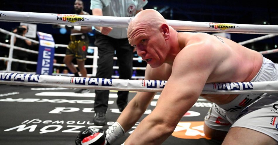 zdjęcie: Różański znokautowany przez Okoliego w walce o pas mistrzowski federacji WBC / fot. PAP