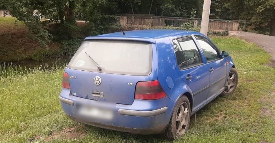 zdjęcie: Już trzeci raz w tym roku został zatrzymany za to samo przestępstwo - kierowca VW Golfa ponownie prowadził samochód pomimo decyzji starosty powiatoweg / fot. KPP w Miliczu