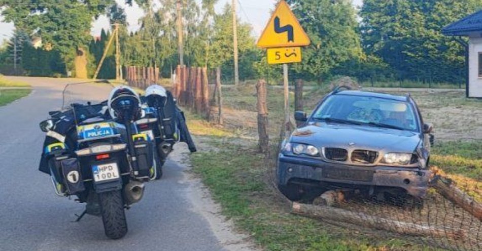 zdjęcie: Pijany uderzył w ogrodzenie i próbował uciec. Zatrzymali go policjanci / fot. KPP Lubartów