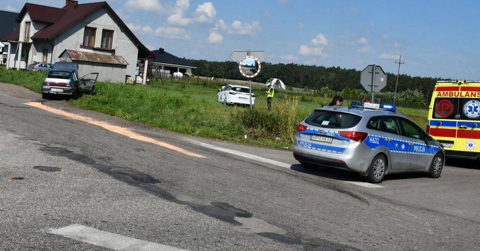 zdjęcie: Nie zatrzymał się na  topiei wymusił pierwszeństwo. O krok od tragedii w Starym Bulkowie / fot. KPP w Pułtusku