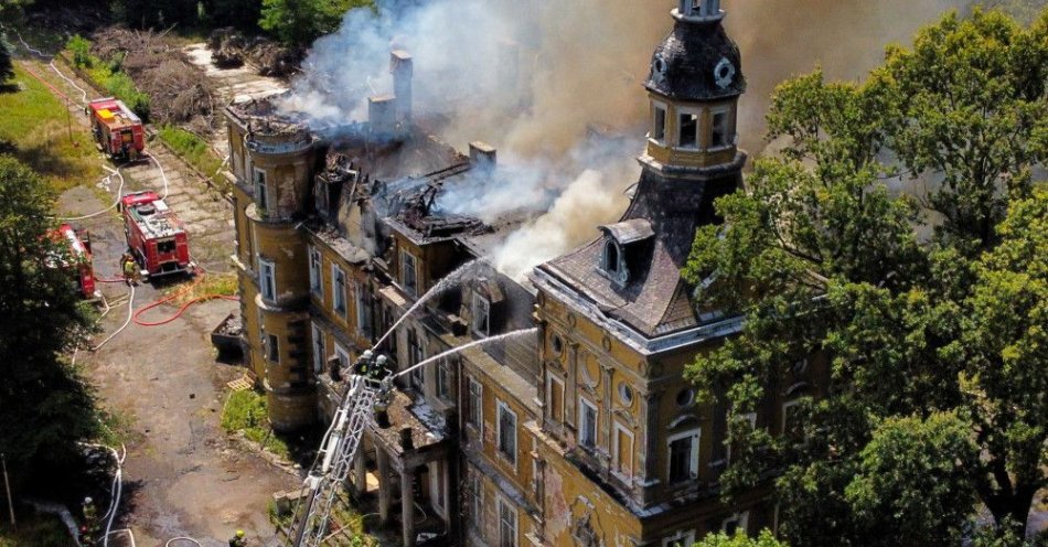 zdjęcie: Pożar neogotyckiego pałacu w Jelczu-Laskowicach został opanowany / fot. PAP