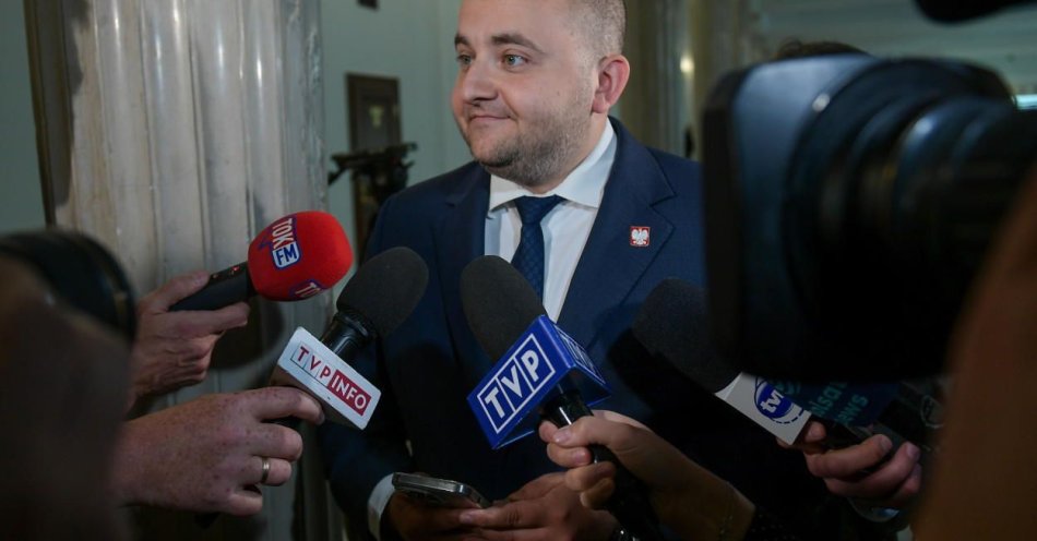 zdjęcie: Poseł Matecki ukarany za wejście na dach Sejmu, może stracić 19 tys. zł brutto / fot. PAP