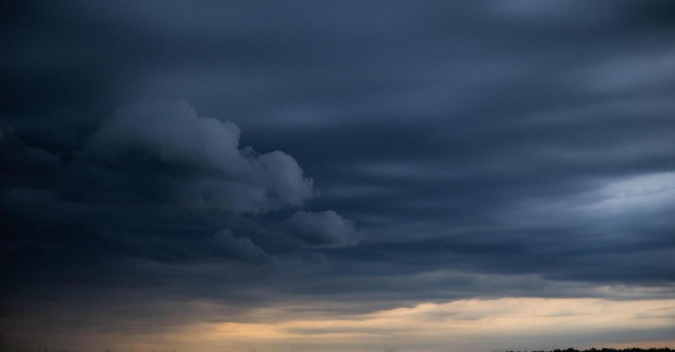 zdjęcie: Piątek prawie w całym kraju upalny i burzowy, miejscami deszcz i porywisty wiatr / fot. PAP