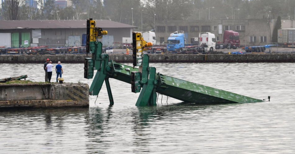 zdjęcie: Dźwig stoczniowy z wyspy Ostrów wpadł do kanału portowego / fot. PAP